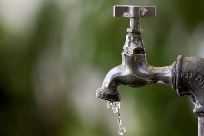 Fuente de agua con unas gotas cayendo