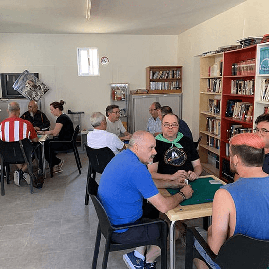 Vecinos jugando a las cartas en el Local Social