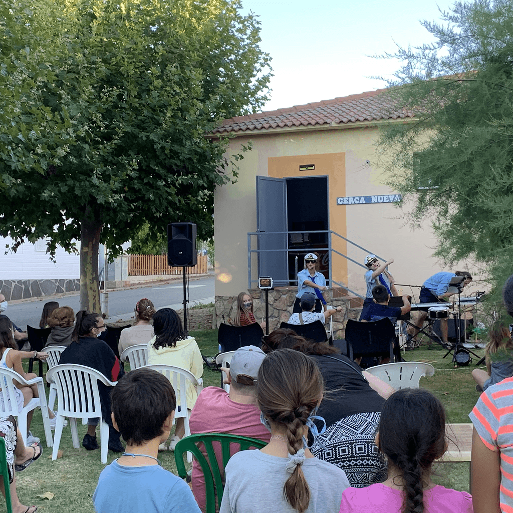 Gente viendo un espectáculo al aire libre