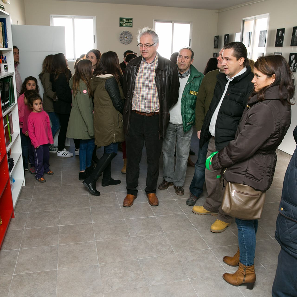 Grupo de gente mirando una exposición