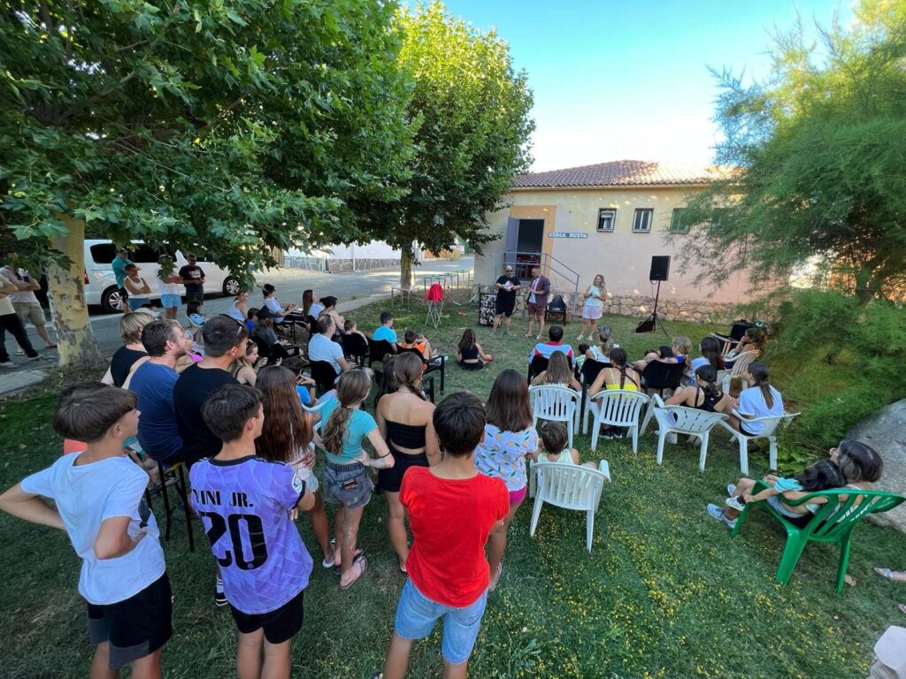 Vecinos viendo un espectáculo al aire libre