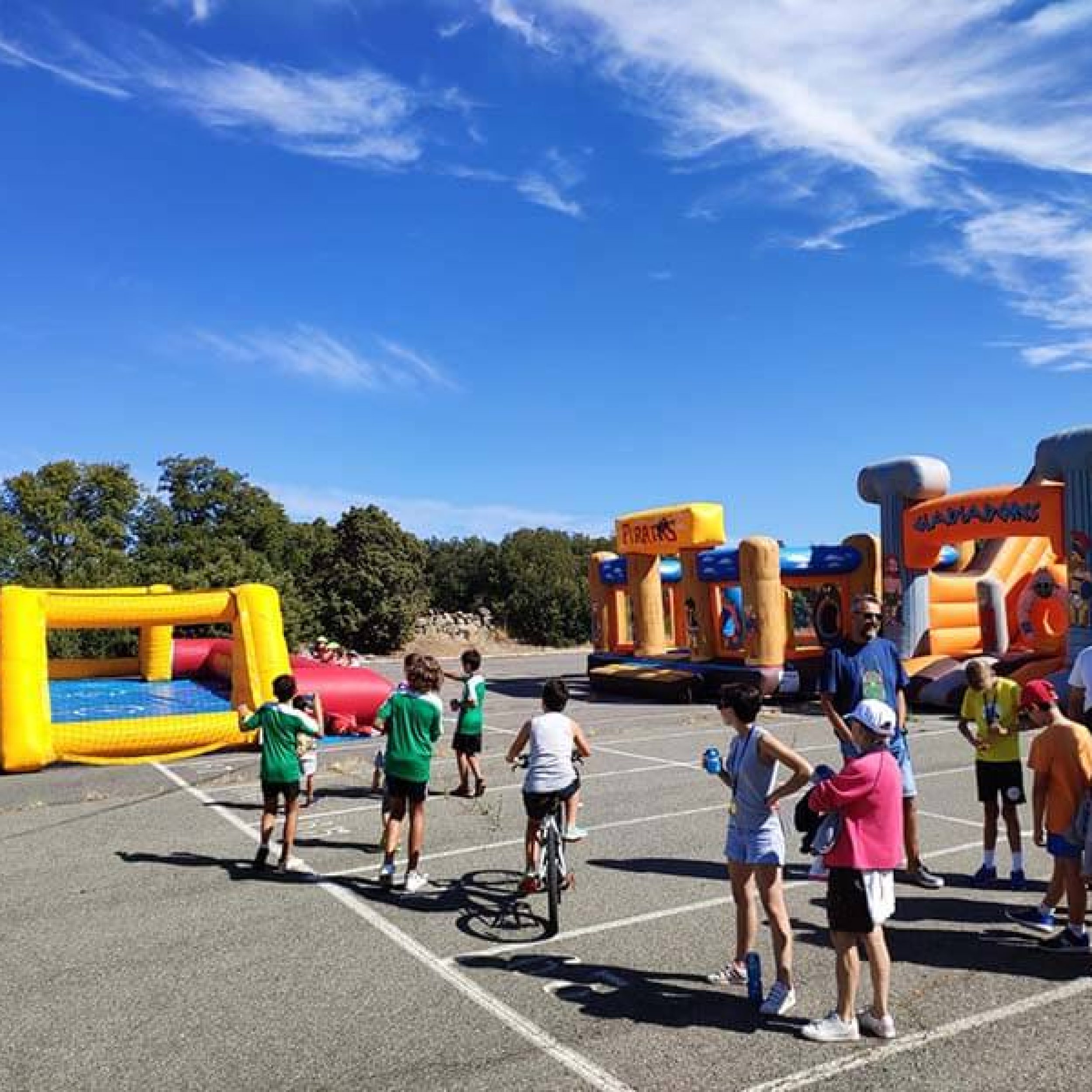 Actividad al aire libre con castillos hinchables